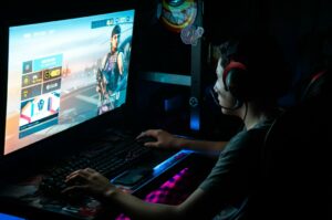 Descubre las 10 mejores opciones para ganar dinero jugando en internet en 2022 | teenage boy staying up to play video games on his pc a look into the new normal for most teenagers t20 E06zYK