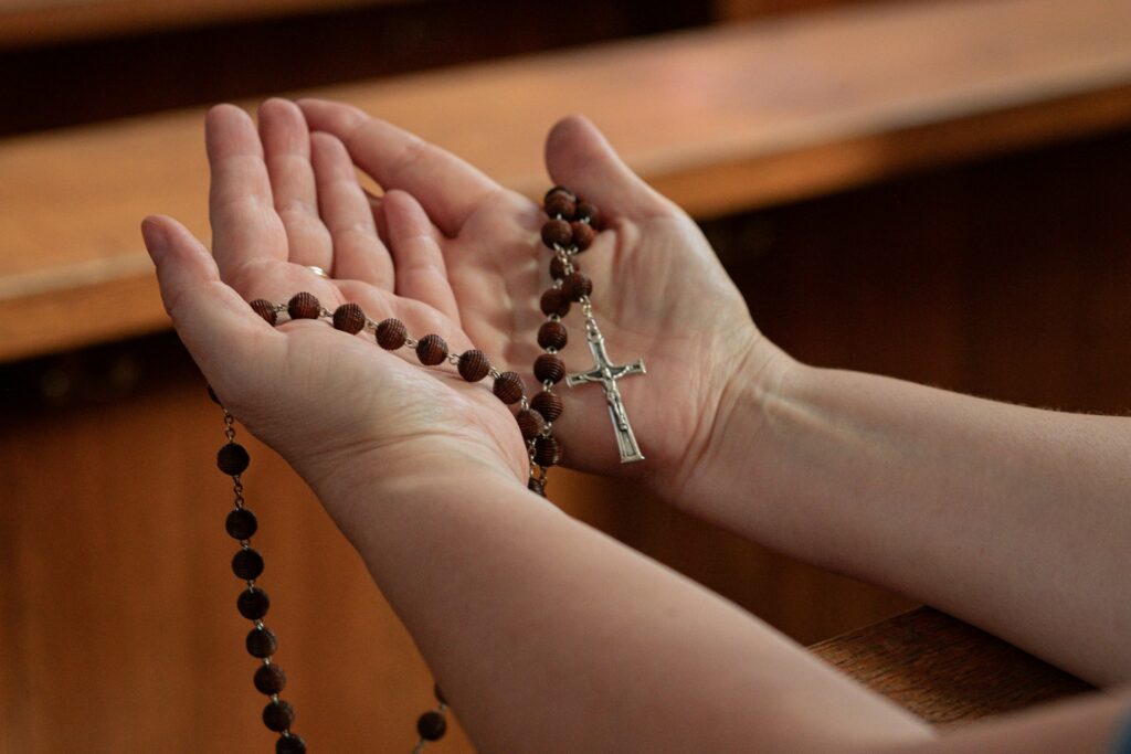 aprender-a-rezar-el-rosario-1