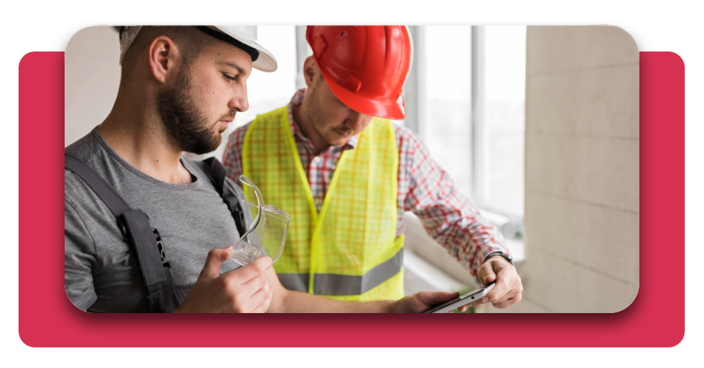 Oficiales de construcción revisan ofertas en Computrabajo desde su móvil, conectando talento con empresas que buscan albañiles calificados en su zona.
