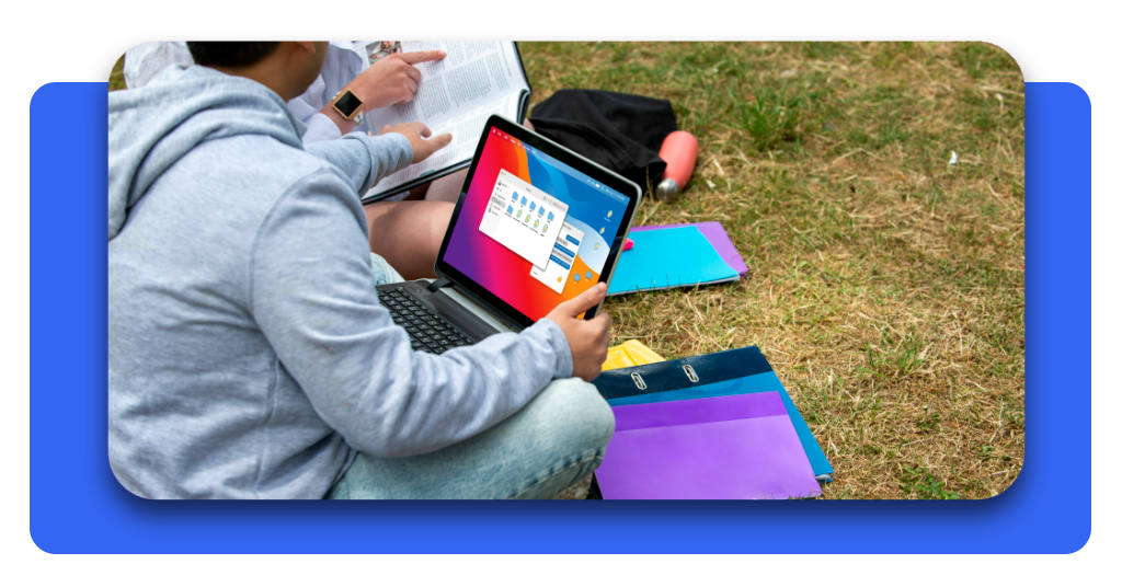 Curso gratis de operación de plataformas elevadoras online 2 Estudiantes revisan apuntes de formación técnica en un entorno abierto, mejorando sus competencias profesionales y teóricas de forma colaborativa.