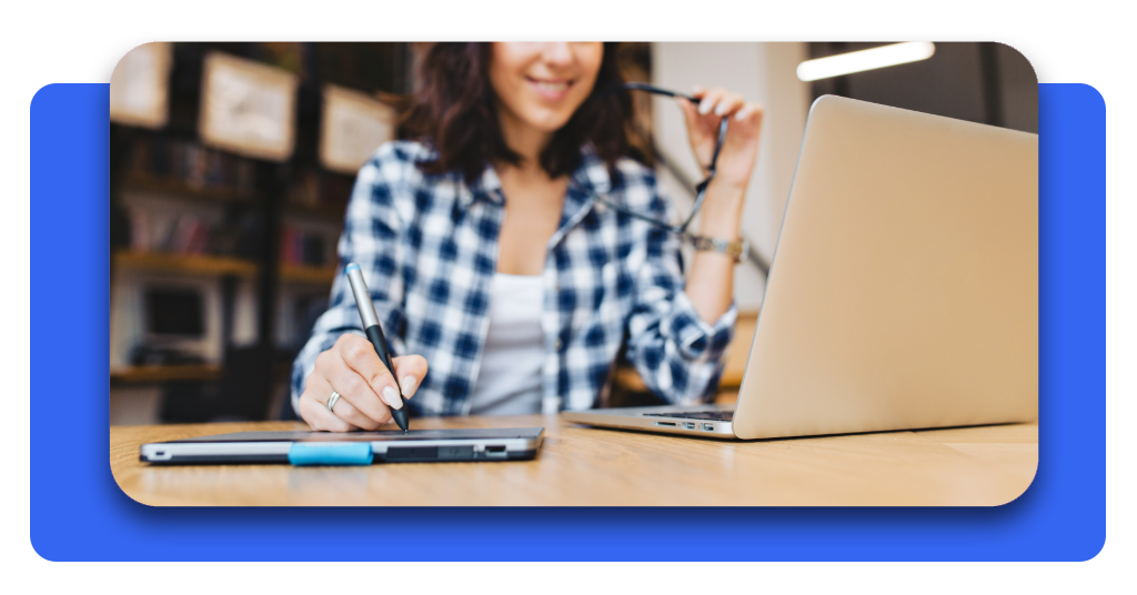 Curso gratis de operación de plataformas elevadoras online 3 Una estudiante gestiona su inscripción en línea usando un ordenador portátil, aprovechando la flexibilidad de la formación digital desde cualquier lugar.