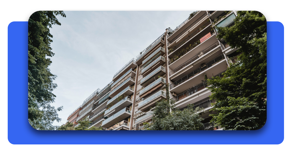 Sección 8: regístrese en la lista de espera para vivienda asequibles 4 Un edificio residencial urbano rodeado de árboles frondosos. Encontrar una vivienda asequible mejora la estabilidad familiar y el desarrollo de comunidades.