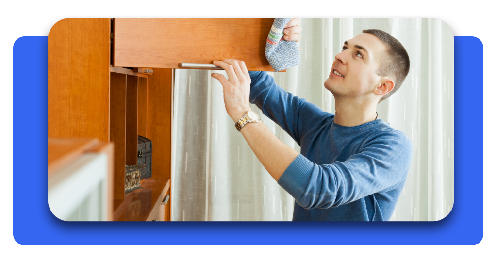 Vacantes de montador de muebles: encuentra empleo y aumenta ingresos 3 Profesional calificado realizando el ensamblaje de un armario de madera residencial de forma detallada y segura para su cliente.