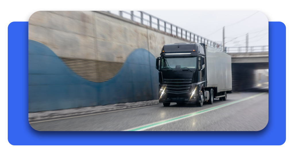 Examen de camión DGT: practica gratis y aprueba más fácil 5 Un camión avanza por una vía rápida. Conocer los límites de velocidad específicos es clave para no cometer errores y mantener seguridad.