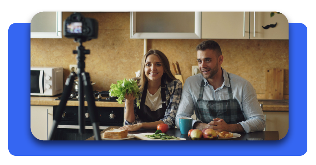 Aprende a monetizar en YouTube con este curso 100% gratuito 3 Dos personas haciendo contenido visual para subirlo a las plataformas sociales y lograr monetizar con éxito sus habilidades