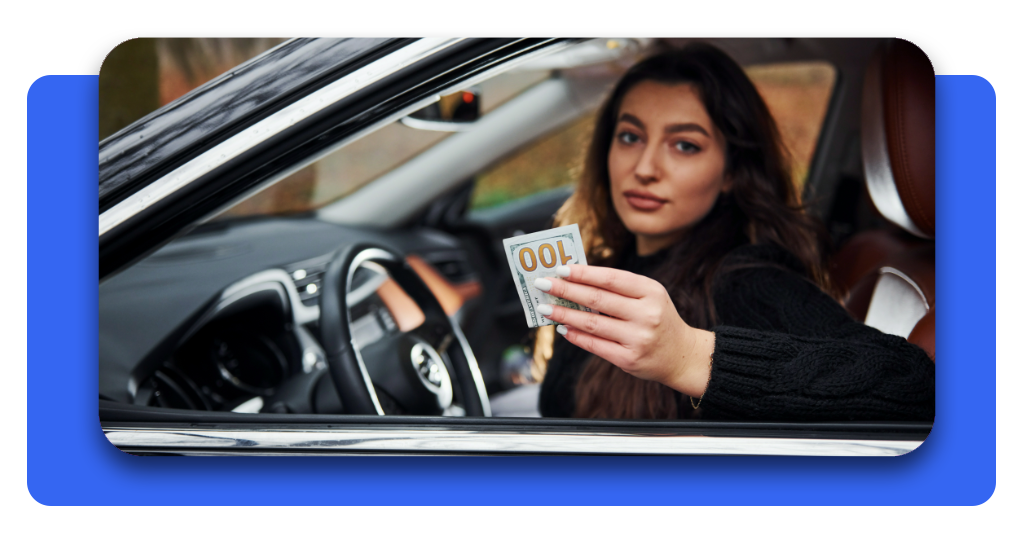 Una conductora sostiene billetes dentro de su vehículo moderno, mostrando cómo el ahorro de combustible ayuda a proteger el dinero gastado en la ruta.
