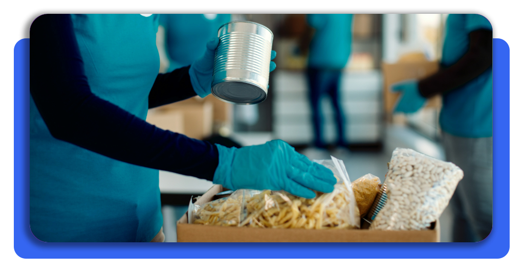Vacantes de empacador de alimentos: postúlate GRÁTIS sin experiencia 3 Una empleada empacando alimentos en su área laboral