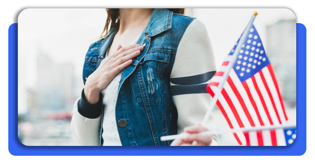 Ciudadanía americana: consulta cómo realizar el examen en español 2 Una potencial ciudadana norteamericana sosteniendo con su mano izquierda un par de banderas en representación de los Estados Unidos.