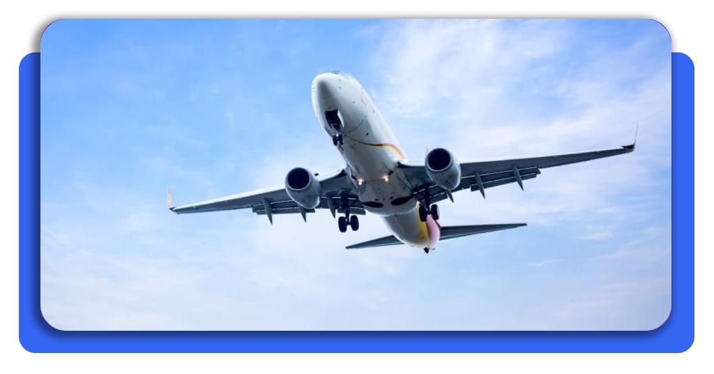 Vuelos de última hora: encuentra asientos disponibles y paga menos 3 Un avión volando hacia un destino incierto en pleno atardecer, recorriendo grandes territorios y logrando que los pasajeros se sientan cómodos.