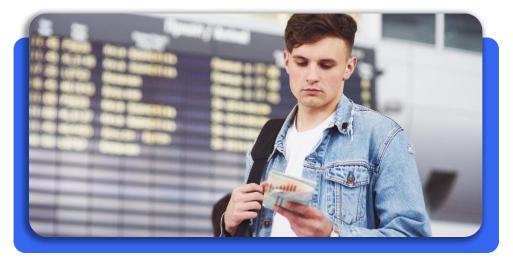 Vuelos de última hora: encuentra asientos disponibles y paga menos 11 Un hombre revisando las tarifas de viaje de un folleto, con el objetivo de tomar decisiones más informadas para viajar barato y ahorrar dinero.