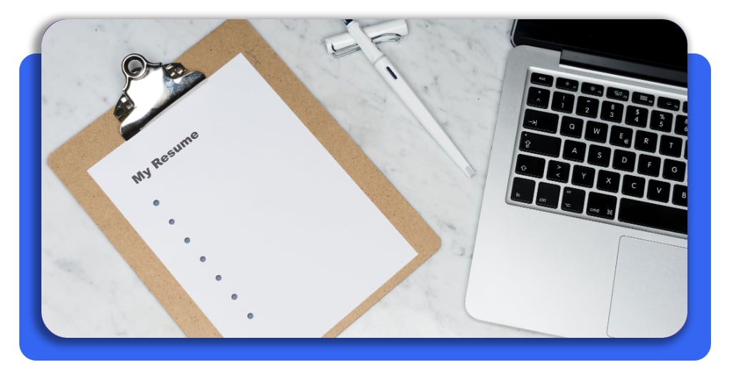 Currículum ATS: crea un CV que supere los filtros de selección 5 Laptop y bolígrafo para completar el currículum