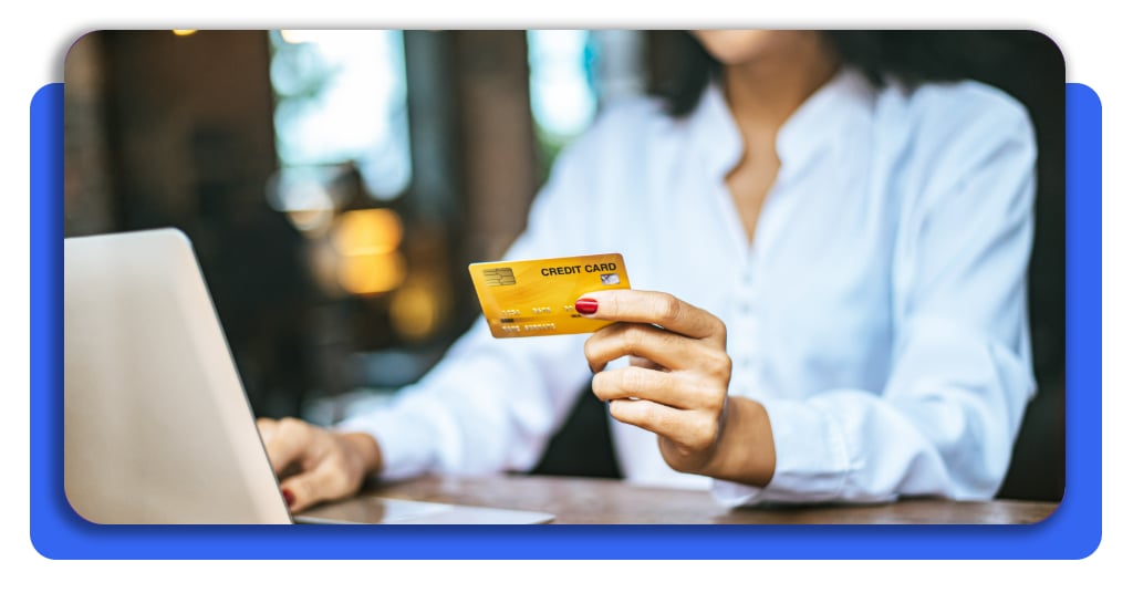 ¿Tarjeta de crédito? Mira si calificas gratis en 1 minuto 7 Una mujer sostiene su tarjeta de crédito sonriente porque puede saldar sus deudas, pagar los servicios y llenar la despensa sin contratiempos.