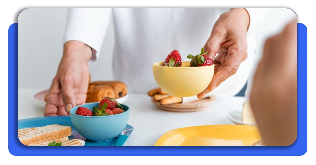 Una comida saludable en el comedor. Sándwiches tostados y frutas frescas, servidos para garantizar la energía y la nutrición de los estudiantes