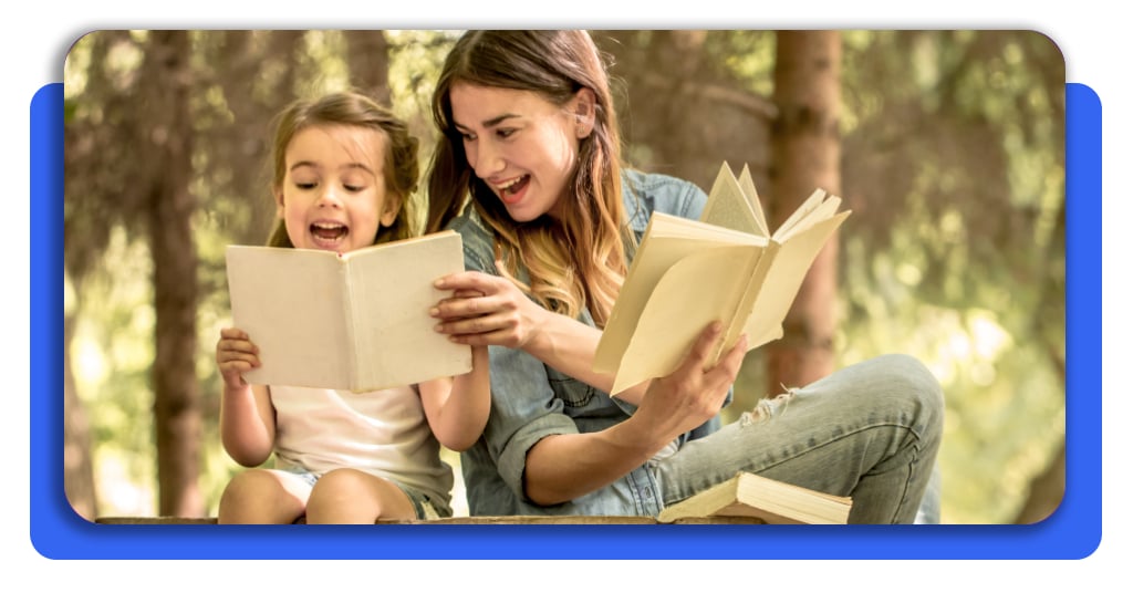 Más de 1.000 cuentos GRATIS para ayudar a niños a leer mejor 3 Una mujer y su hija leen juntas un libro de cuentos infantiles. Ambas se ven maravilladas por la historia que leen. La pequeña sonríe, al igual que la madre.