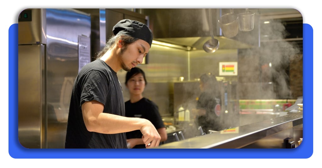 Trabajar en una cocina profesional implica mantener el orden, la limpieza y la atención en cada preparación durante todo el turno.