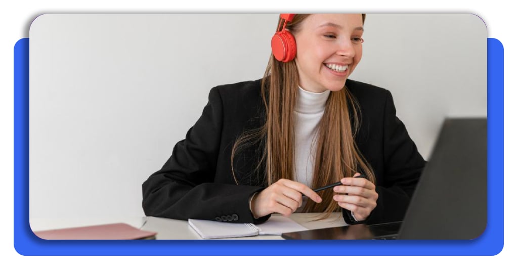 Curso de inglés B2 gratis: mejora tu nivel para el trabajo 8 El curso de inglés B2 incluye contenidos para fortalecer la comprensión y comunicación del idioma en situaciones académicas y profesionales.