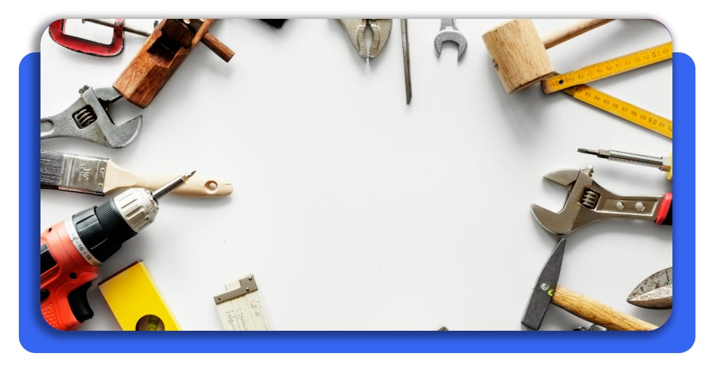Préstamos para equipamiento de trabajo: haz crecer tu proyecto 3 En una mesa se observan diferentes herramientas de trabajo. Estos equipos son de óptima calidad, ya que tienen una estructura de primer nivel.