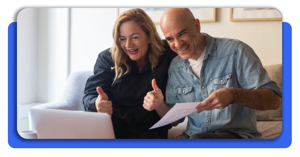 401(k) perdido: localiza ahorros de empleos anteriores en línea 2 Una pareja celebra frente a la computadora portátil tras consultar con éxito sus trámites en línea y documentación para el retiro de sus planes 401(k).