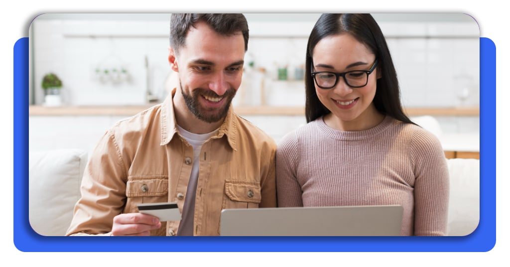 Préstamos para equipamiento de trabajo: invierte en tu futuro 10 Una pareja de profesionales revisando con entusiasmo si le aprobaron el préstamo solicitado para comprar un automóvil nuevo, directamente en la app del banco.