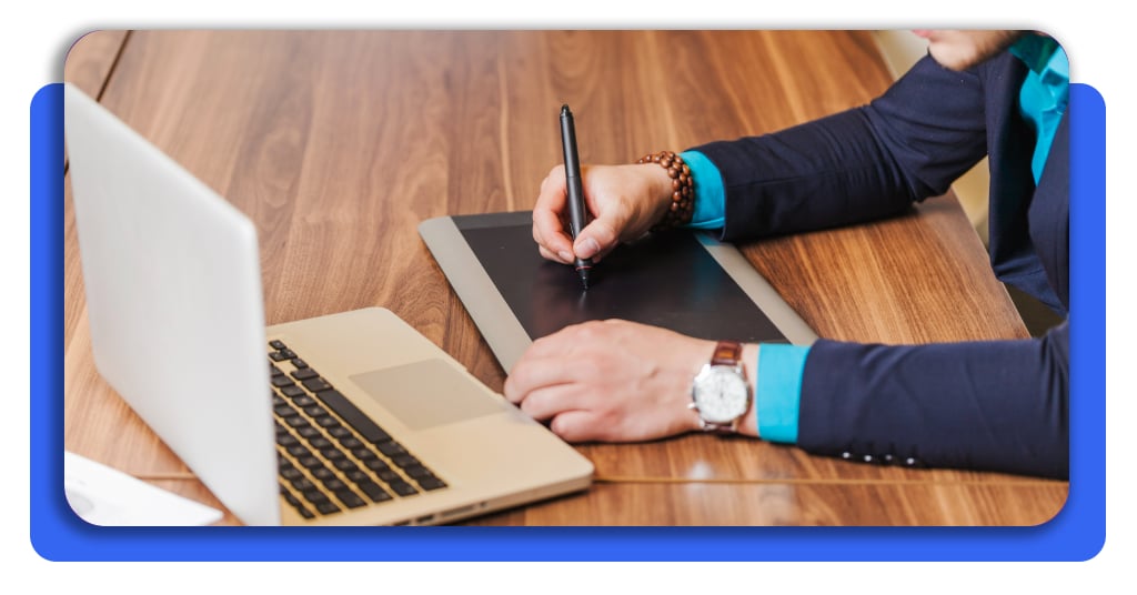 Un ejecutivo practicando cómo hacer su firma electrónica para gestionar los trámites más importantes de la empresa y aprovechar sus ventajas.