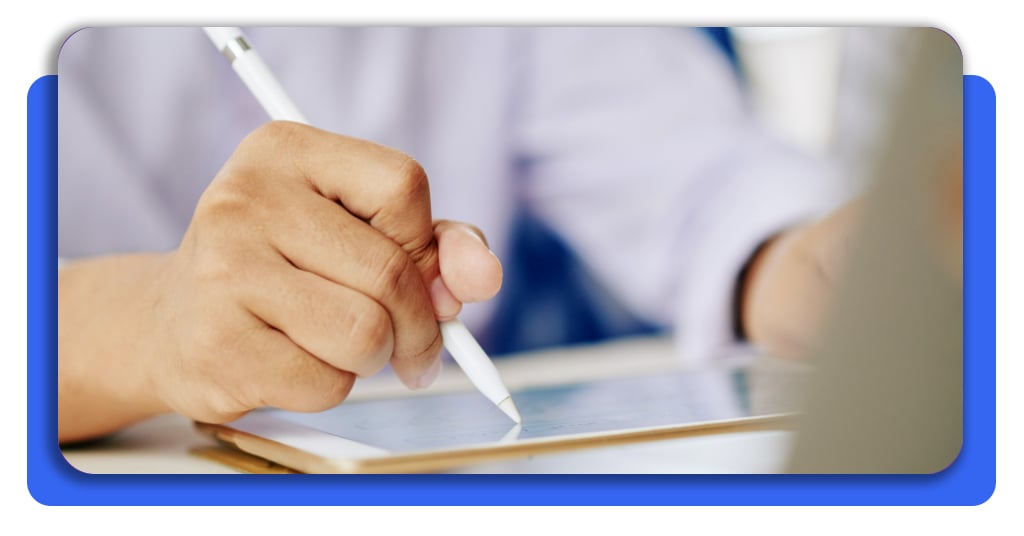 Una empresaria se prepara para digitalizar su firma y operar con ella en el comercio de sus productos, aprovechando la rapidez y eficiencia del sistema.