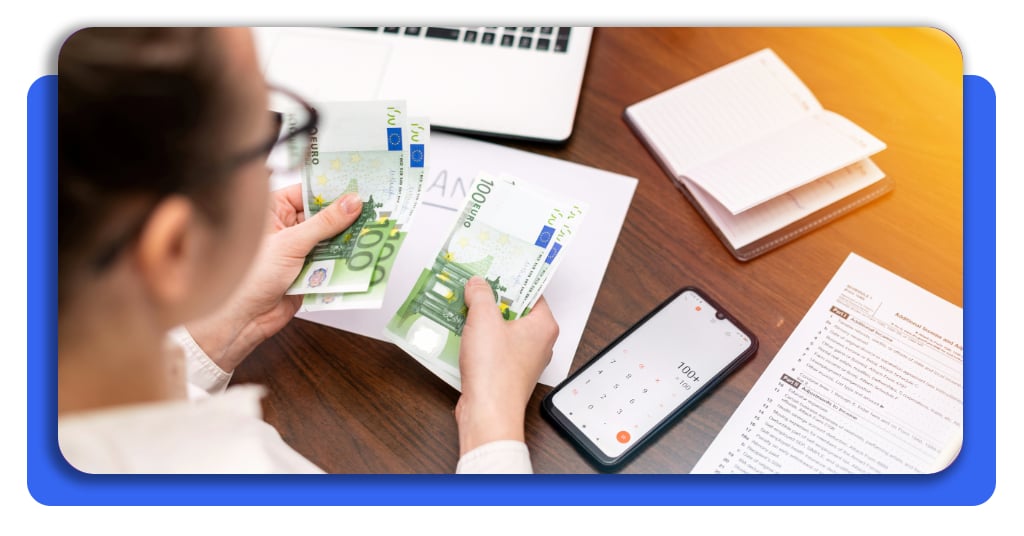 Hombre realizando cálculos financieros en una calculadora digital para gestionar sus ahorros y planificar su presupuesto personal desde casa con precisión.