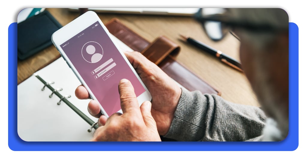 Usuario ingresando a la app móvil con sus documentos oficiales a la mano para consultar el estado de sus ahorros personales con seguridad desde su casa.