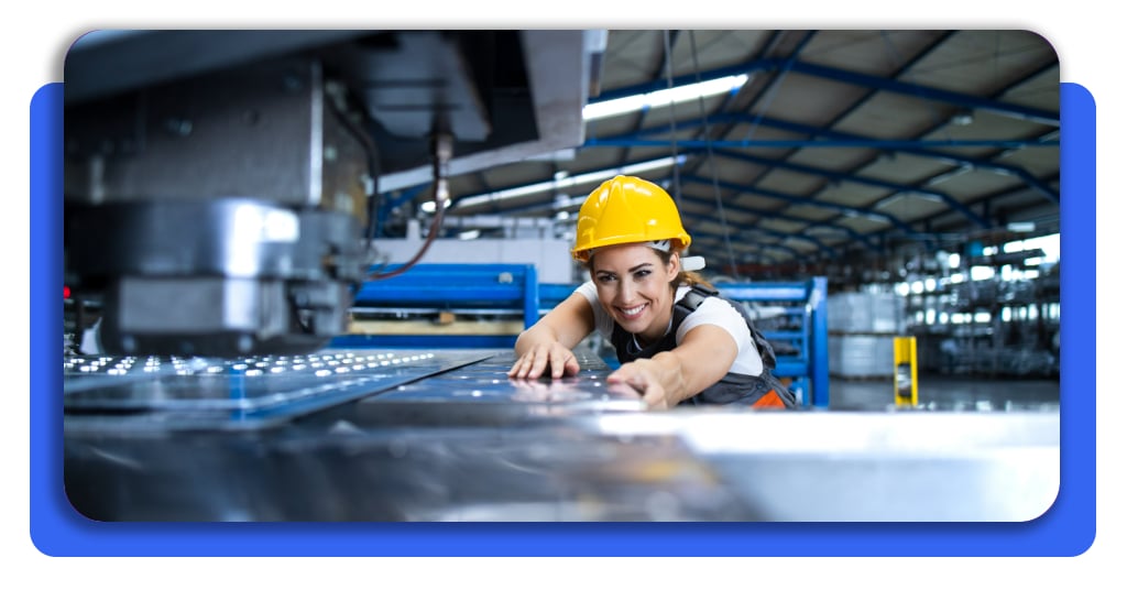 Una trabajadora maneja maquinaria con confianza. Las maquilas industriales capacitan a personal sin experiencia para estas tareas de precisión.
