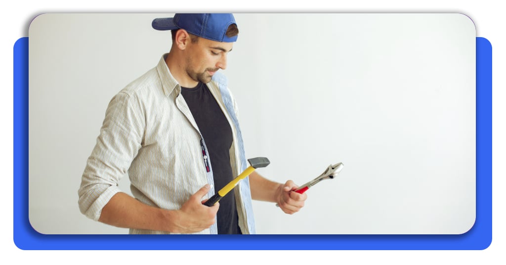 Un curso de reparación de hogar permite conocer herramientas como martillos y llaves, además de aprender cómo utilizarlas correctamente en casa.