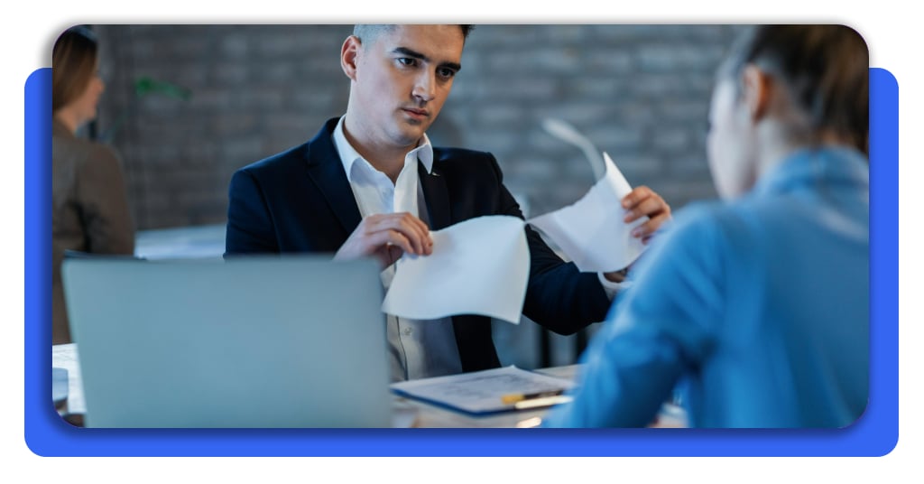 ¿Oferta de trabajo o fraude? Aprende a identificar las señales 4 Una oferta de trabajo con sueldos irreales o que pide dinero es una señal muy alarmante de que estás frente a una estafa. Investiga siempre la empresa.