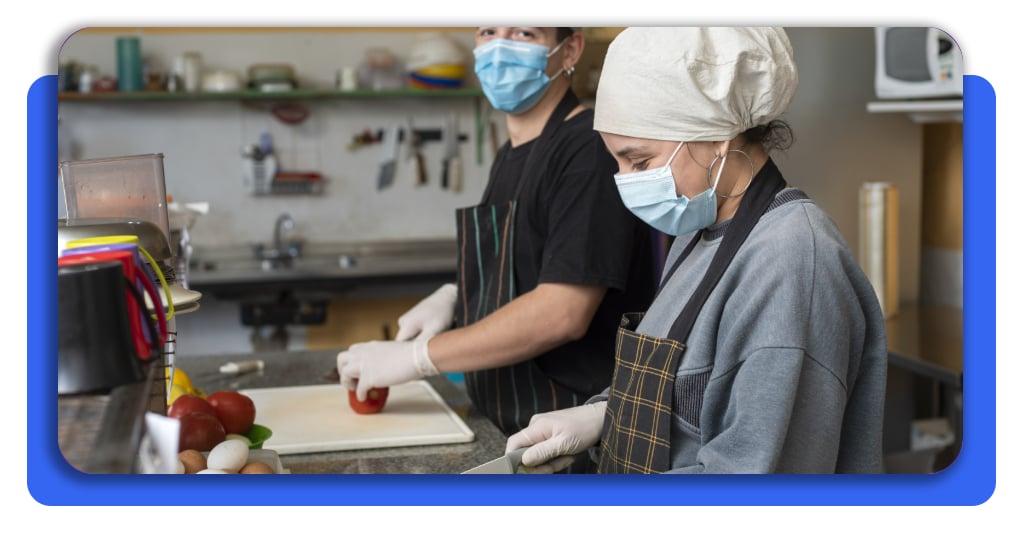 Vacantes en cocina hospitalaria: postúlate a los puestos disponibles 3 El uso de indumentaria profesional y de protocolos en la cocina hospitalaria garantiza la seguridad alimentaria de los pacientes y evita infecciones.