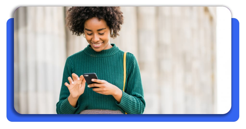 Adelanto de salario con intereses bajos: contrátalo ahora 3 Una persona consulta en su teléfono móvil la opción de obtener dinero por adelantado de forma rápida para cubrir los gastos pendientes del mes.