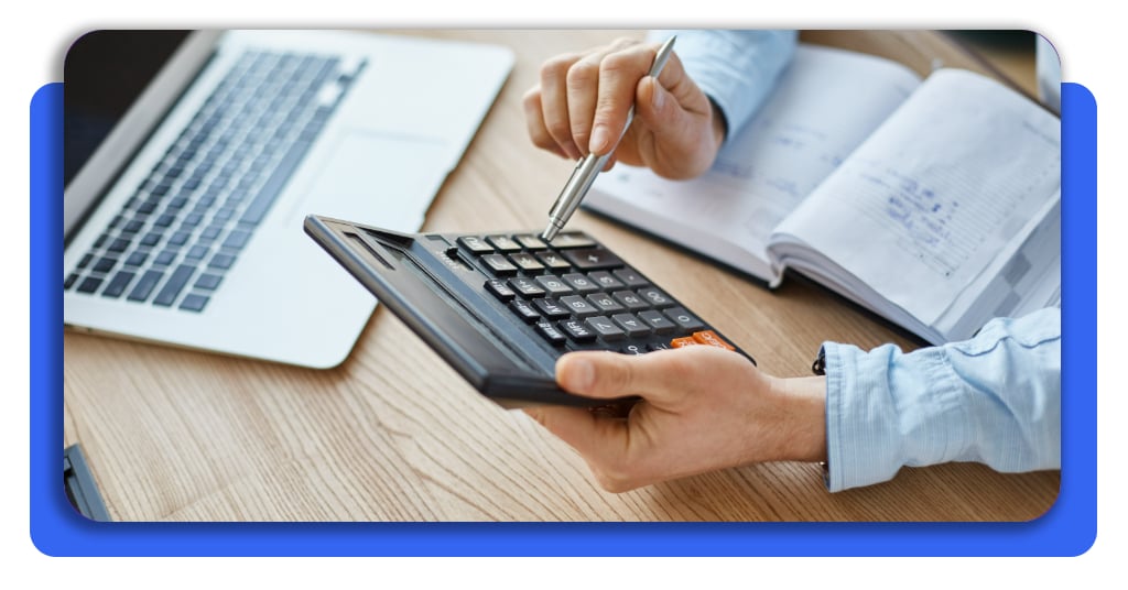 Adelanto de salario con intereses bajos: contrátalo ahora 5 Calculadora sobre escritorio con la palabra salario escrita para organizar los gastos del mes y calcular el dinero disponible de forma precisa y sencilla.