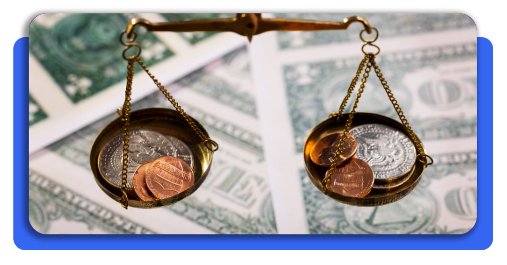 Adelanto de salario con intereses bajos: contrátalo ahora 6 Una persona equilibra una balanza con monedas para evaluar las mejores opciones de financiamiento y mantener el control sobre sus gastos del mes.