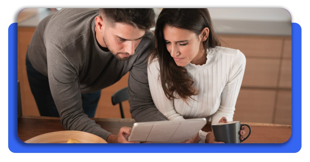 Una familia revisa detenidamente los pasos y requisitos en una tableta digital para solicitar su ayuda financiera, asegurando así el bienestar de su hogar