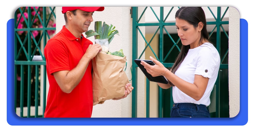 Cuánto gana un repartidor de delivery al mes (y si vale la pena) 2 Repartidor revisa los datos de un pedido en su teléfono antes de realizar la entrega a domicilio, garantizando un servicio eficiente y rápido en la ciudad.