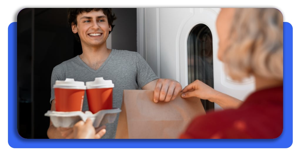 Cuánto gana un repartidor de delivery al mes (y si vale la pena) 6 Repartidor sonriente recibe una propina en efectivo por parte de una clienta al entregar un paquete a domicilio, destacando un servicio de calidad.