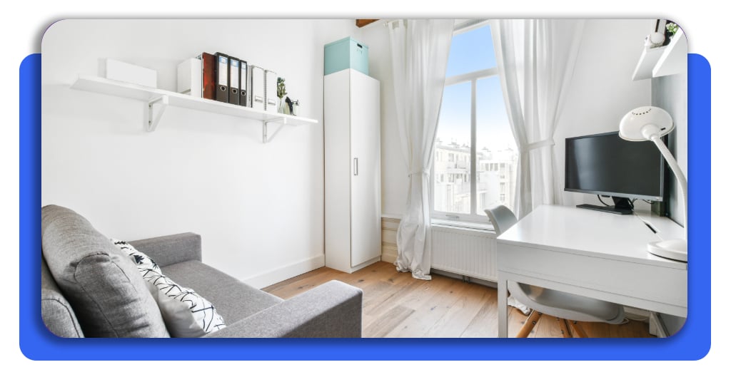Trucos para que una casa pequeña parezca más grande 3 Una sala bien iluminada, con tonos claros y muebles ligeros, puede cambiar por completo la percepción de un espacio pequeño y hacerlo más acogedor