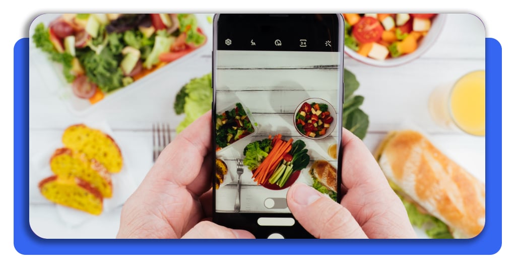 Cómo comer bien toda la semana gastando menos dinero 4 Persona tomando foto de deliciosa comida saludable para plan de comidas semanal