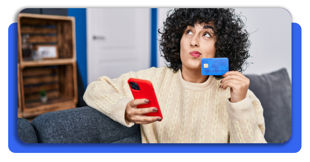 Tarjeta sin verificación severa de crédito (no hard inquiry) 3 Mujer evaluando en su celular el límite de su tarjeta garantizada, un monto que depende exclusivamente del dinero que transfiera como respaldo.